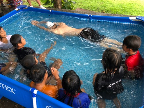 課程--游泳課：漂浮與救生教學