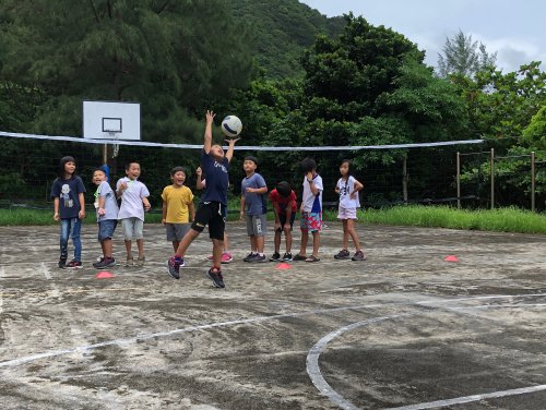 課程--排球課：學生開心的學習